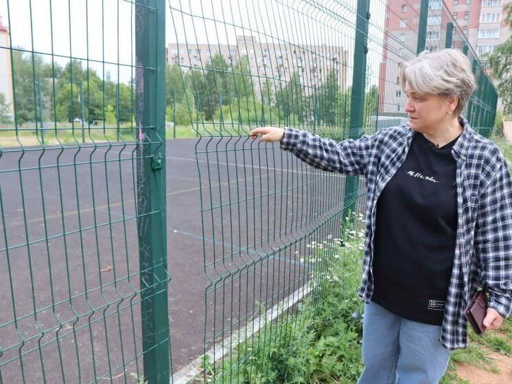 Кировская футбольная площадка за 3 млн рублей стала опасной для детей