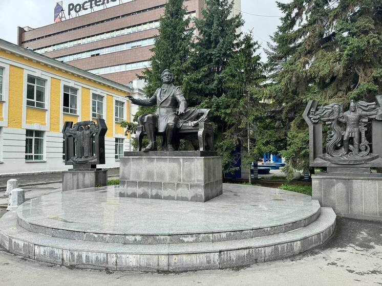 На улице Щетинкина в Новосибирске благоустроят территорию и высадят деревья у памятника Глинке