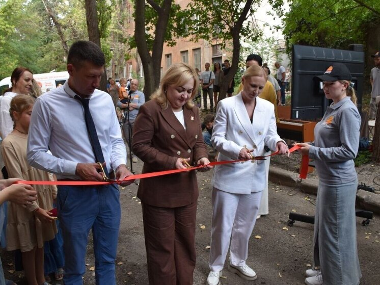 Анна Рослякова приняла участие в открытии памятной доски в честь погибших волонтеров