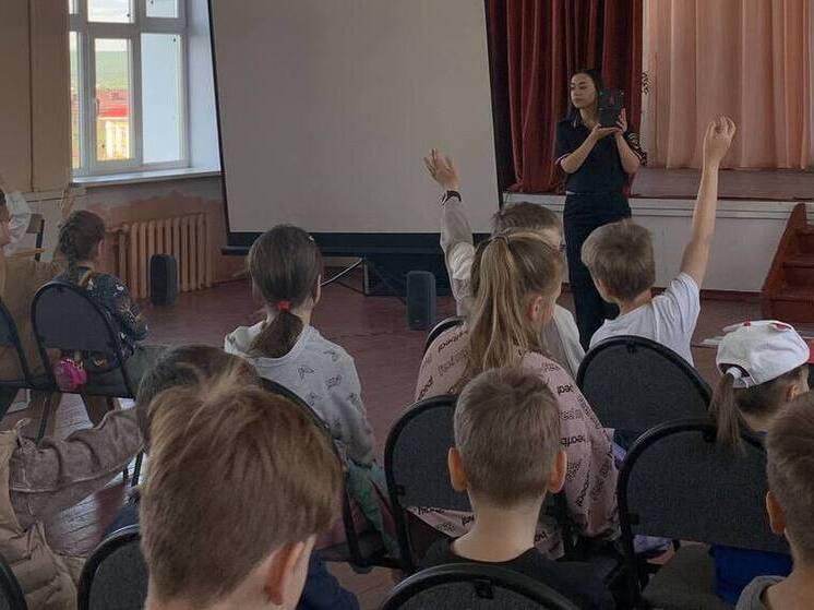 В Мурманской области автоинспекторы провели занятия по ПДД для школьников