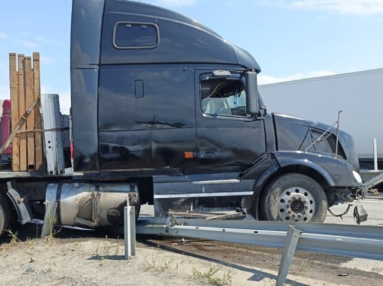 В Кургане столкнулись два грузовика VOLVO