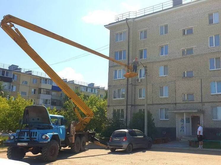 В посёлке Энергетик продолжается замена старых уличных светильников на современные LED-лампы