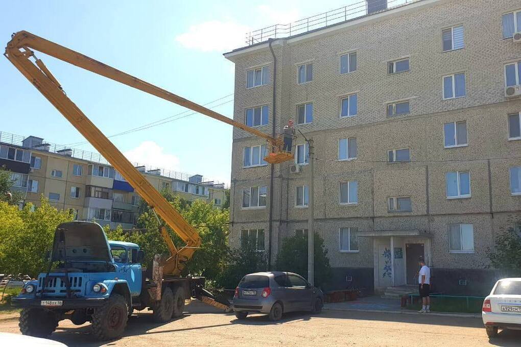 В посёлке Энергетик уличные фонари меняют на энергосберегающие