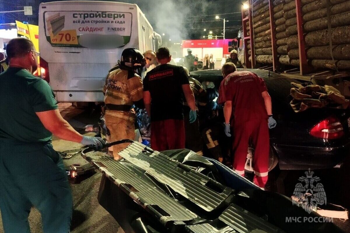 Кировские спасатели деблокировали водителя из искорёженного авто