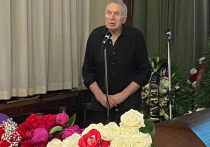 Едва всех пришедших запустили в Малый зал ЦДЛ на прощание с Александром Миттой, к гробу тут же выстроилась очередь