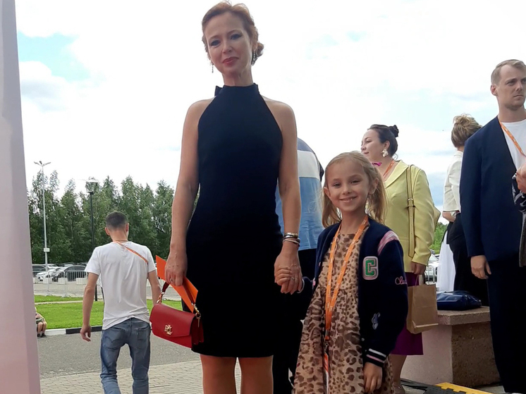 Актриса Елена Захарова воспитывает семилетнюю дочь Майю