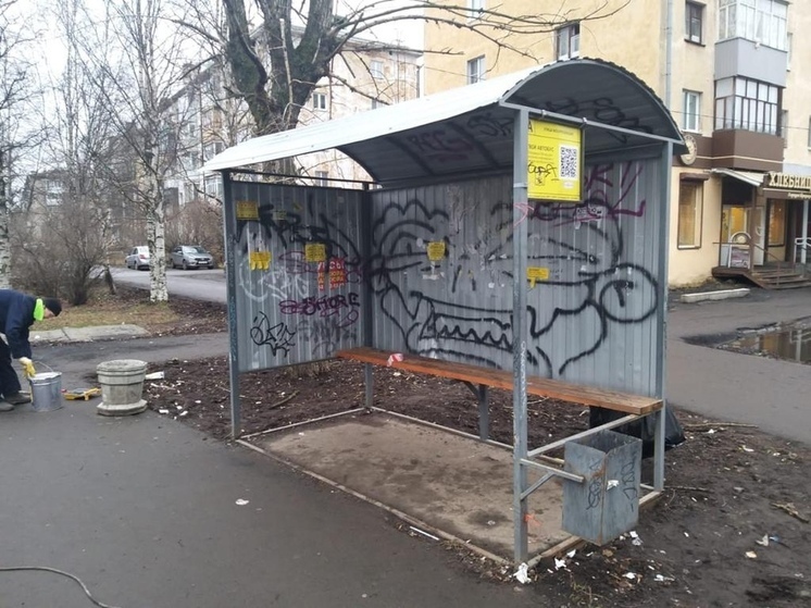 Архангельские остановки очищают от граффити