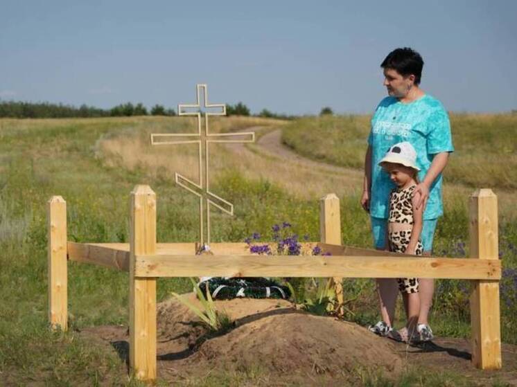 В селе Петропавловка, активисты местного территориального общественного самоуправления «Забота» совместно с сотрудниками культурно-досугового центра осуществили важную инициативу восстановление могилы Любови Зениной, девочки, трагически убитой во время Великой Отечественной войны. Это событие произошло в 1943 году, когда Любови было всего семь лет. 