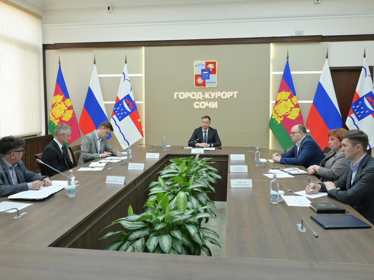 В Сочи спасают федеральную трассу от последствий оползней и потопов