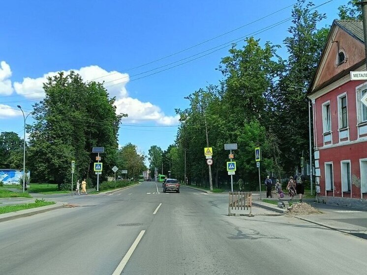 Квадратная яма нервирует псковичей