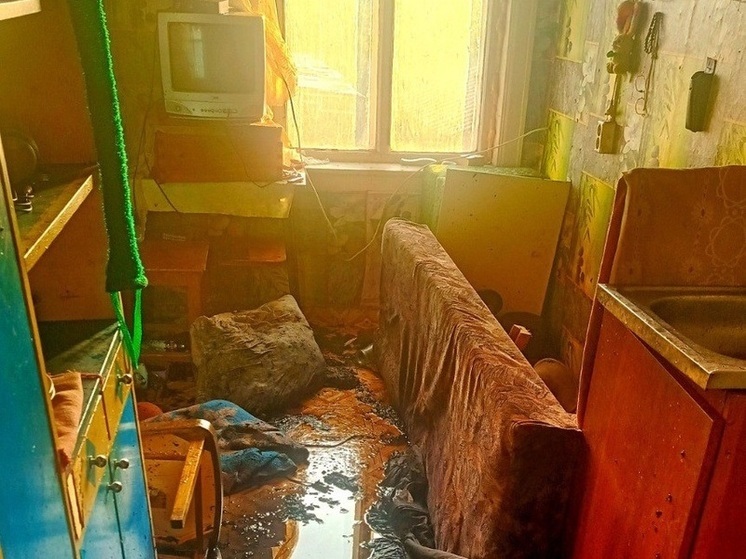Пожарные вывели пенсионера из горящей квартиры в Белозерске