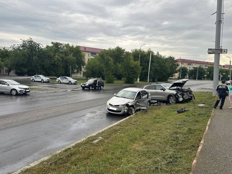 Люди пострадали при столкновении Chery и Haval в Кургане