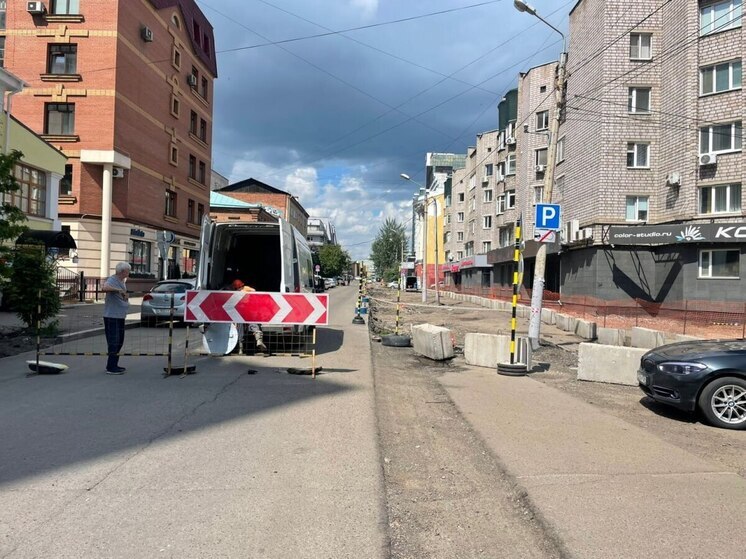 В центре Красноярска перекрыли улицу Каратанова из-за ремонта труб