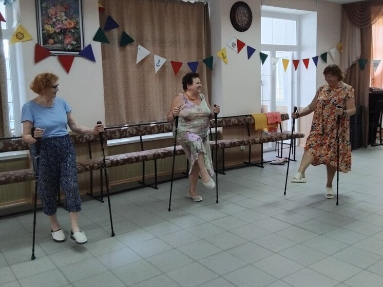 Запорожские пенсионеры из Бердянска осваивают скандинавскую ходьбу