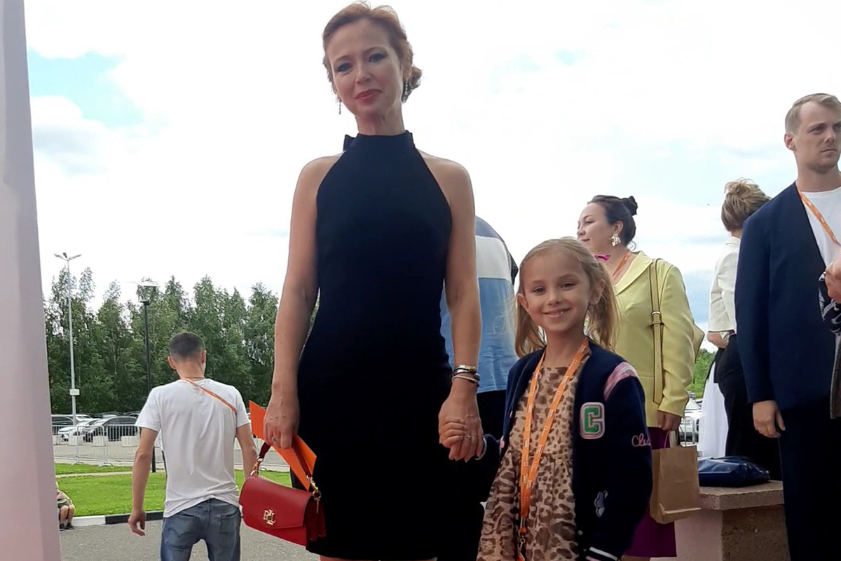 Актриса Елена Захарова рассказала о первых успехах дочери в кино