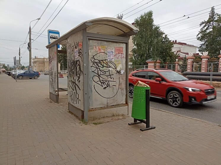 Более 570 новых информационных стендов появились на остановках Петербурга