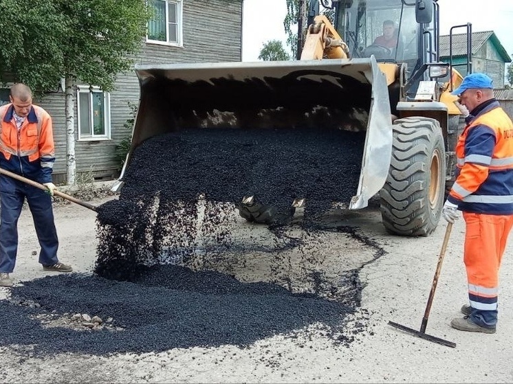 В Карпогорах стартовал ямочный ремонт