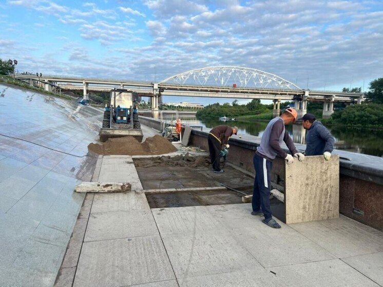 В Тюмени после ливня и большой воды прибирают набережную