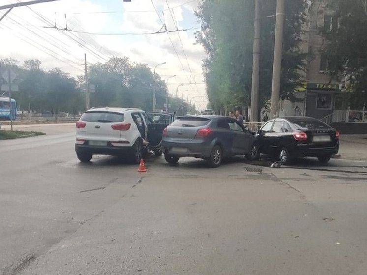 На севере Волгограда в тройном ДТП пострадал водитель