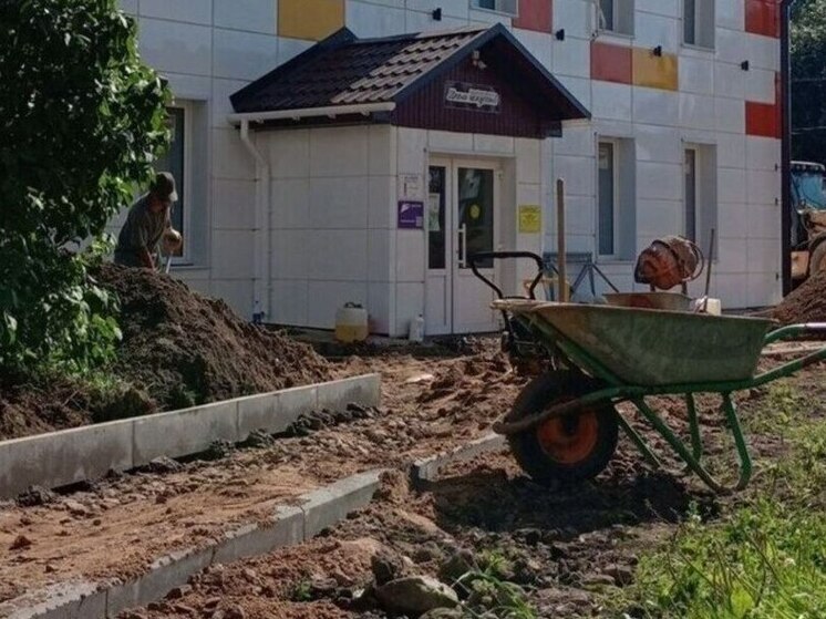 В Валдае начали благоустраивать территорию возле Детской школы искусств