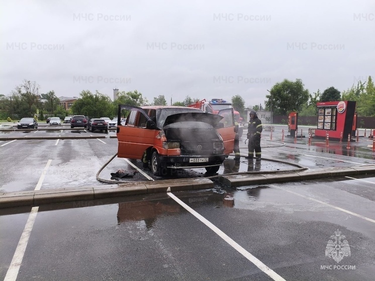 В Брянской области спасатели потушили горящий автомобиль