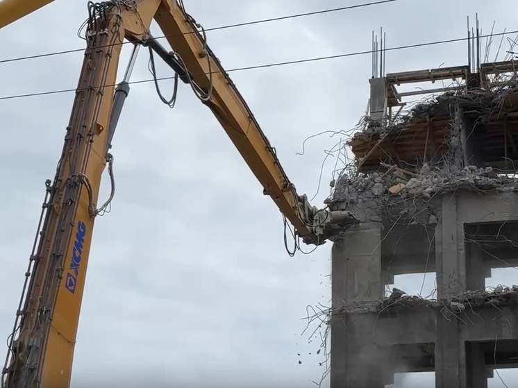 В Махачкале завершается снос незаконного семиэтажного дома