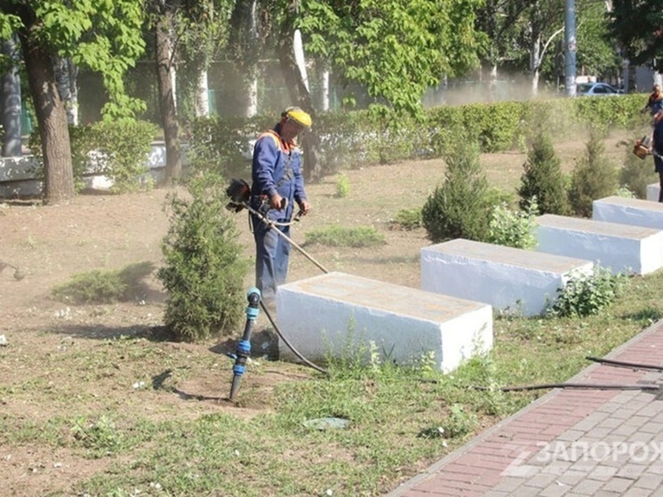 Масштабная уборка на Братском кладбище в Мелитополе