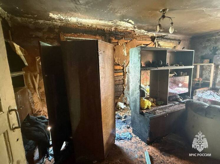 В Боровичах спасли мужчину и эвакуировали пять жильцов из полыхающей квартиры