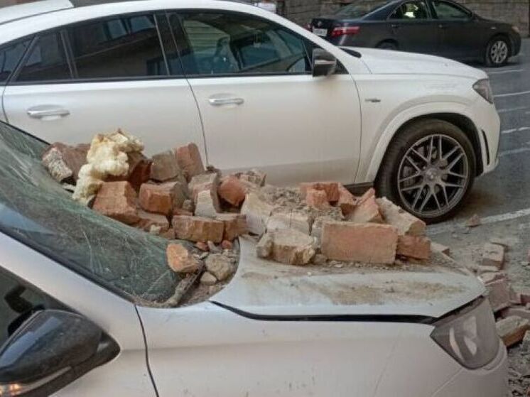 В Уфе кусок стены упал на припаркованные автомобили