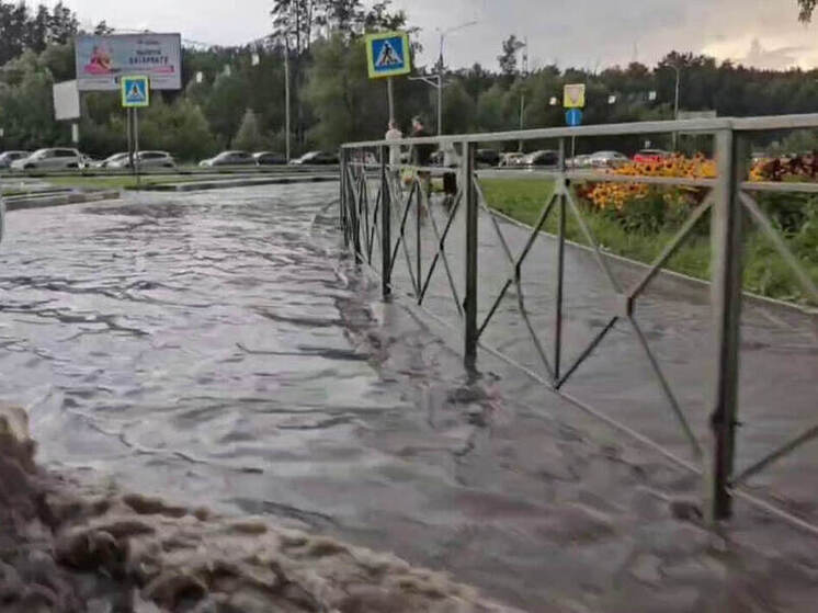 В Новосибирске в район дамбы Октябрьского моста выехали дорожные службы