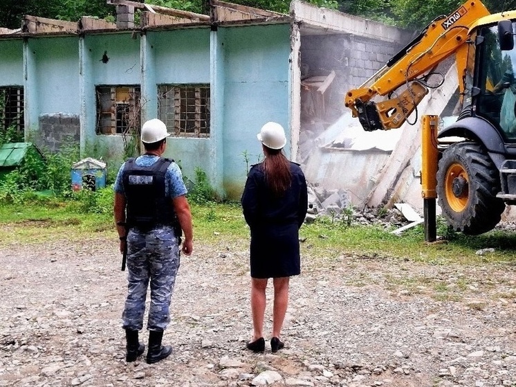 В Сочи по решению суда снесли незаконную базу отдыха на берегу озера