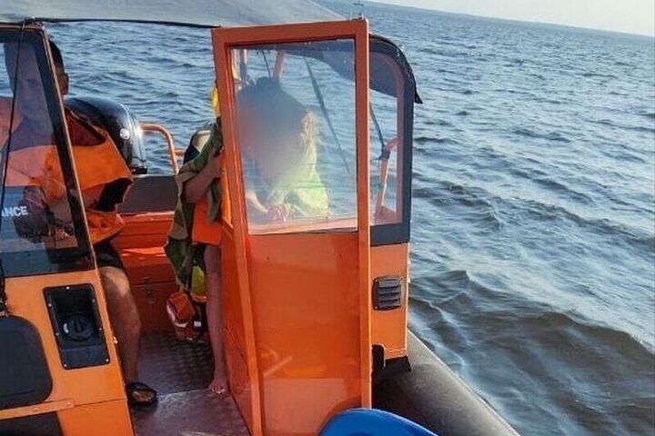 В Кронштадте спасатели помогли унесенным в Финский залив женщине с ребенком