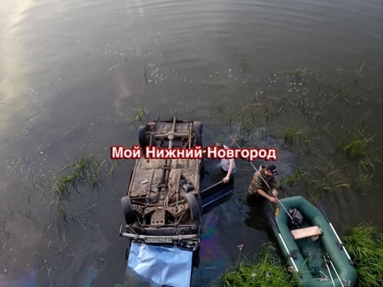 Легковушка с пассажирами улетела в Оку в Нижнем Новгороде