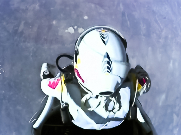 Совершивший прыжок из стратосферы парашютист Баумгартнер погиб