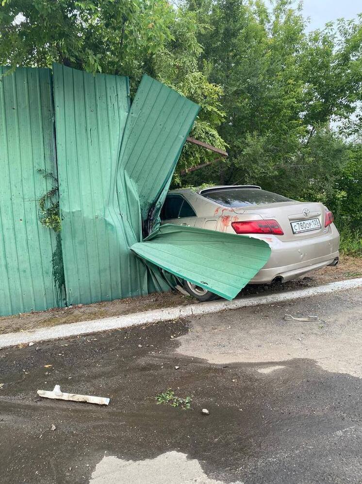 В Приморье пьяный водитель без прав въехал в чужой забор