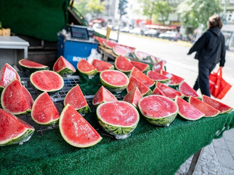 Россиян предупредили о рисках отравления летом арбузами и льдом