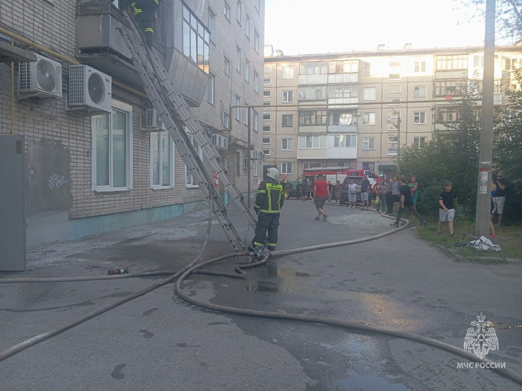 В Барнауле пожилую женщину спасли из горящей квартиры и доставили в больницу