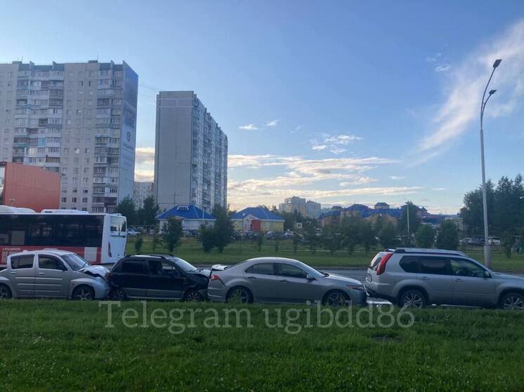 В Нижневартовске произошло массовое ДТП по вине водителя без прав