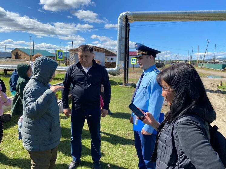 Прокурор Оймяконского района провел прием жителей подтопленных поселений