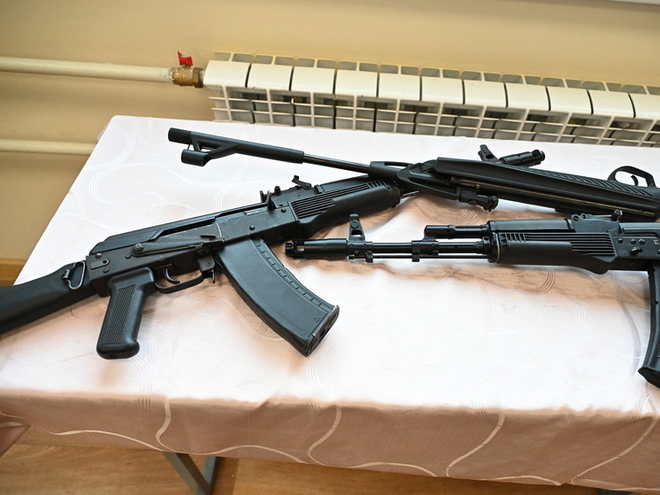 Южноуральские бойцы СВО показали затрофеенный американский автомат