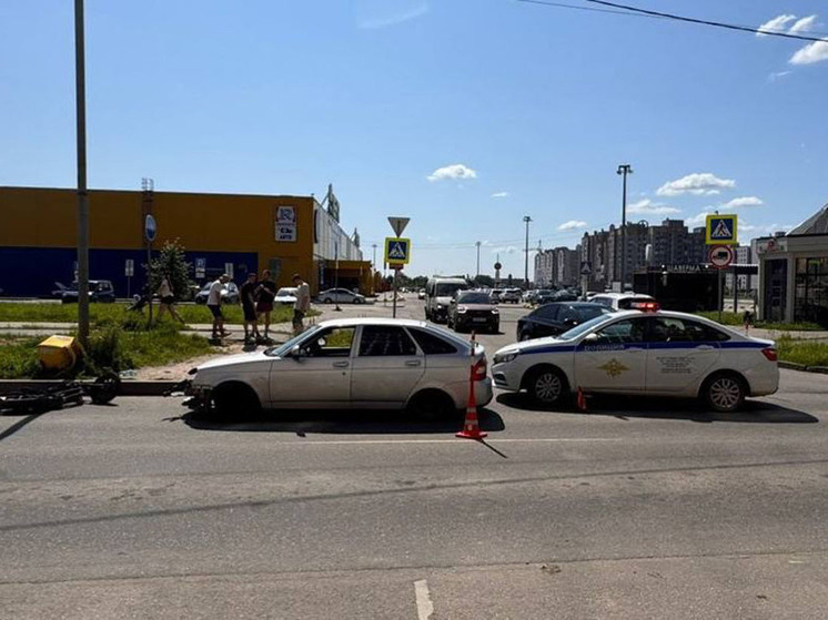 В Великом Новгороде попал в больницу самокатчик, не спешившийся на переходе