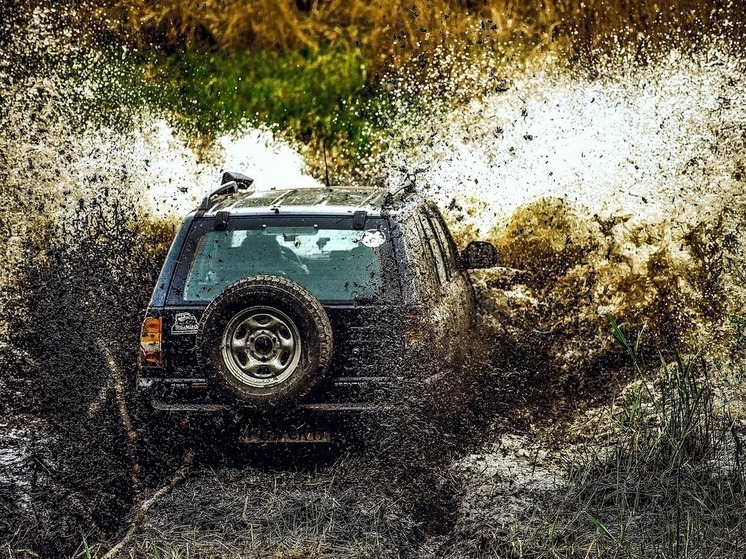 В Башкирии семья застряла на своем автомобиле в болоте
