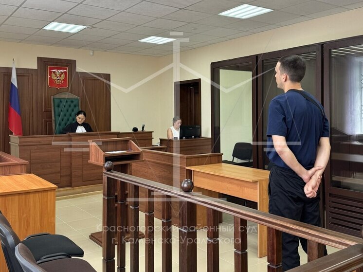 Пьяный житель Каменска-Уральского залез в машину полиции