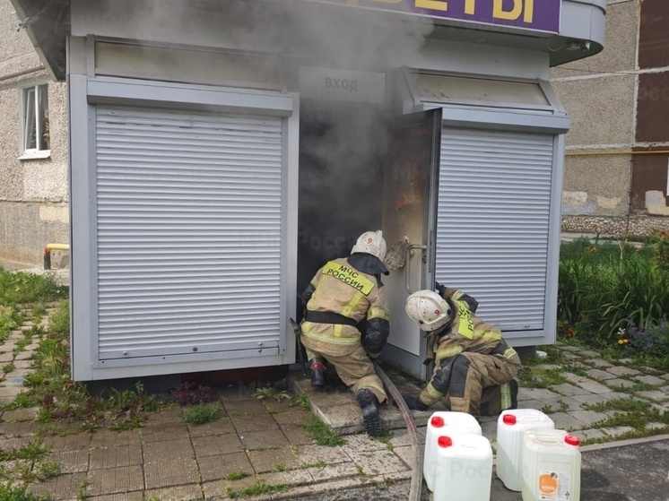 В Екатеринбурге горел торговый павильон на улице Латвийской