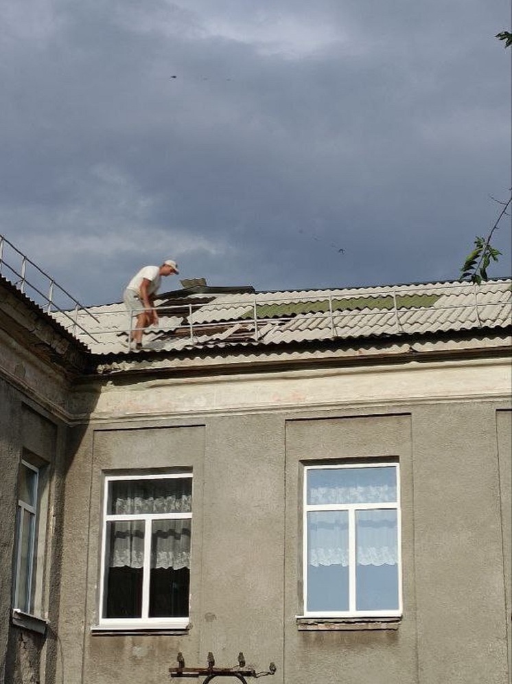 В Харцызске восстанавливают кровлю школы, пострадавшей от недавнего урагана