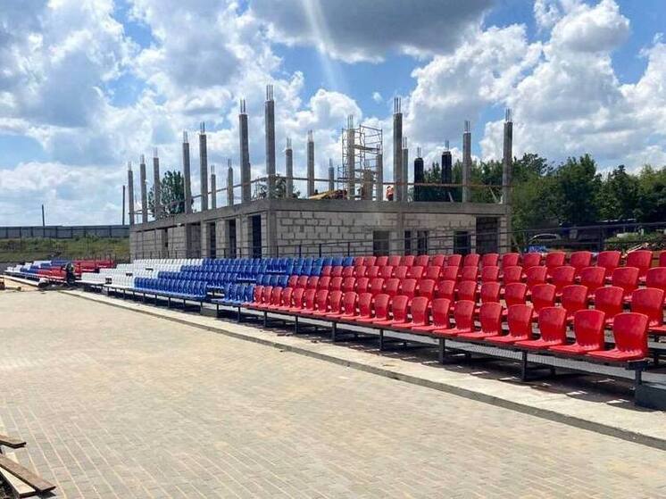 На стадионе «Шахтер» в Брянке ЛНР устанавливают новые трибуны для зрителей