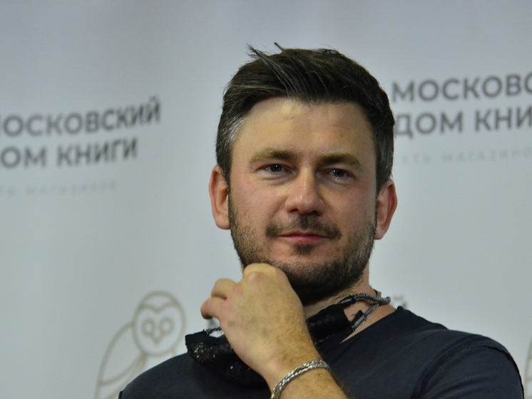 Shot: у писателя Глуховского* за долги по коммуналке арестовали квартиру в Москве