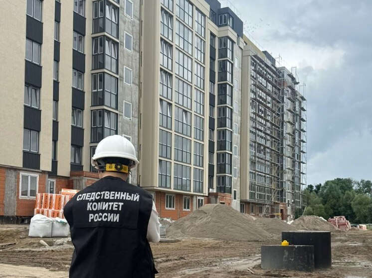 В Калининграде на стройке рабочий упал с высоты трех этажей