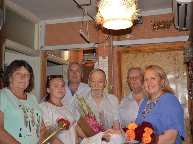 В Ялте состоялась торжественная церемония чествования 90-летнего юбилея Леонида Степановича Пономаренко – выдающегося Ветерана труда, посвятившего 42 года своей жизни Ялтинскому предприятию электрических сетей, где он бессменно занимал пост заместителя директора.
