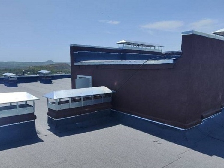 В Брянке ЛНР, находящейся под шефством Брянской области, идет ремонт крыш многоквартирных домов